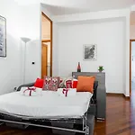 Guesthost - Roomy With Terrace & Parking