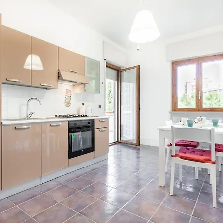 Guesthost - Roomy With Terrace & Parking