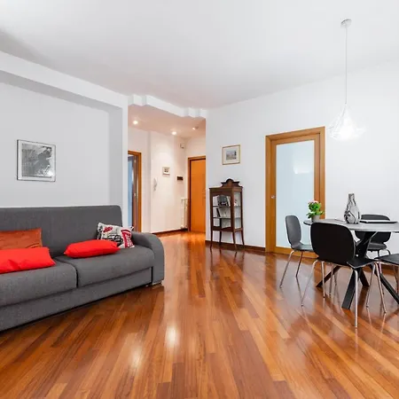 Guesthost - Roomy With Terrace & Parking Apartamento Bari