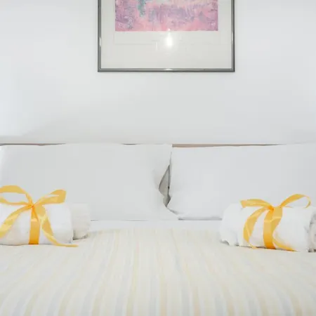 Guesthost - Roomy With Terrace & Parking