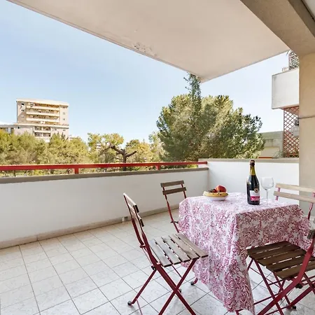 Guesthost - Roomy With Terrace & Parking *