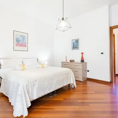 Guesthost - Roomy With Terrace & Parking Apartamento Bari