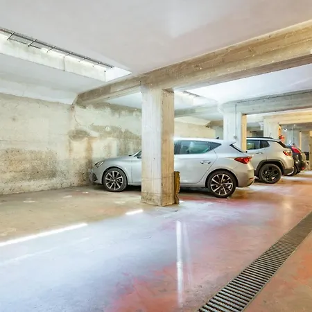 Guesthost - Roomy With Terrace & Parking