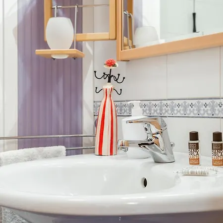 Appartamento Guesthost - Roomy With Terrace & Parking Bari