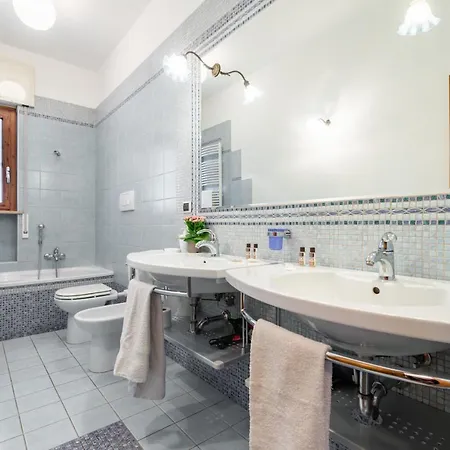 Guesthost - Roomy With Terrace & Parking