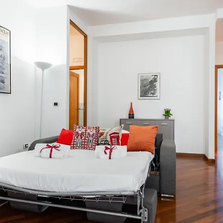 Guesthost - Roomy With Terrace & Parking