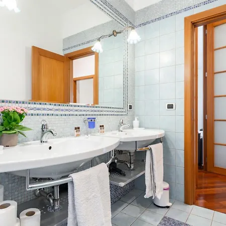 Guesthost - Roomy With Terrace & Parking Bari