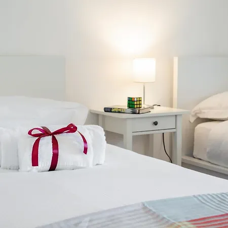 Guesthost - Roomy With Terrace & Parking Bari