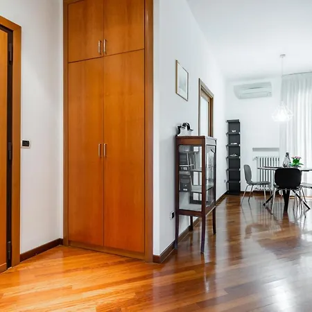 Apartment Roomy With Terrace & Parking