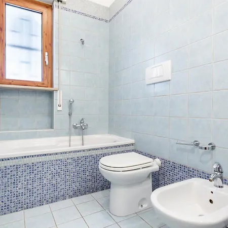 Guesthost - Roomy With Terrace & Parking Appartamento *