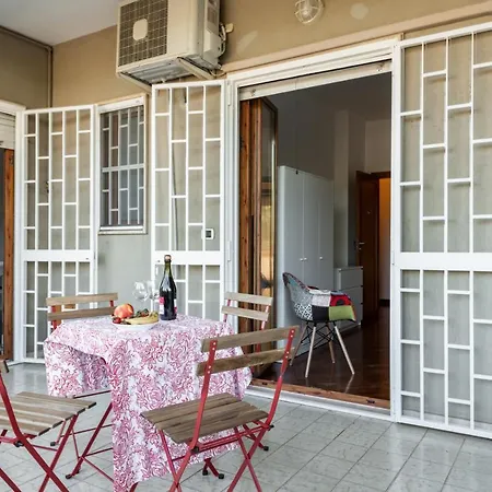 Guesthost - Roomy With Terrace & Parking Appartamento Bari