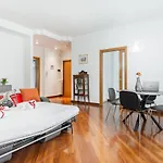 Lägenhet Guesthost - Roomy With Terrace & Parking Bari