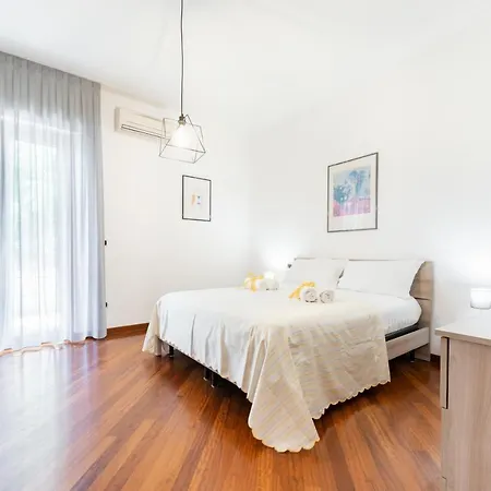 Guesthost - Roomy With Terrace & Parking 公寓