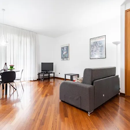 Guesthost - Roomy With Terrace & Parking *