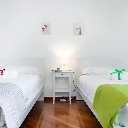 Guesthost - Roomy With Terrace & Parking 公寓 巴里