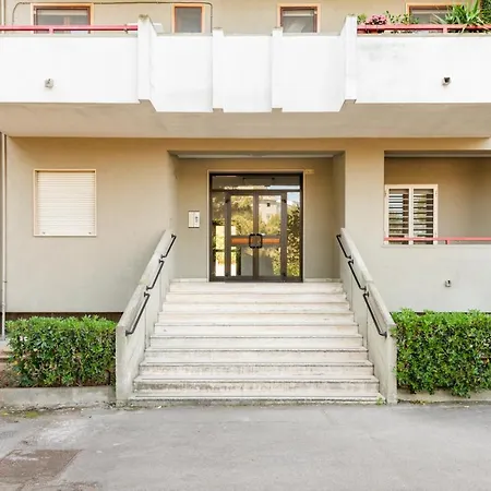 Guesthost - Roomy With Terrace & Parking Апартаменты *