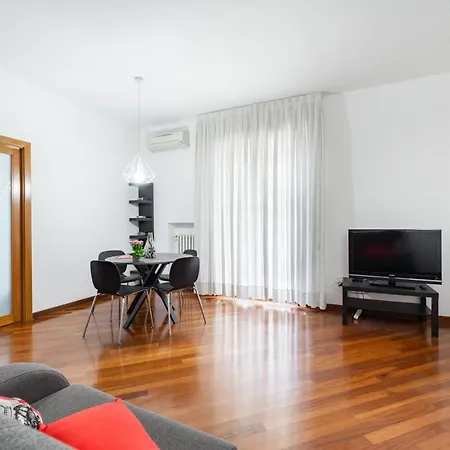 Guesthost - Roomy With Terrace & Parking Apartman *