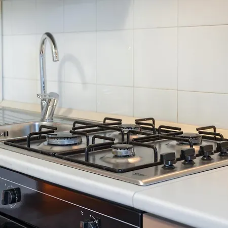 Guesthost - Roomy With Terrace & Parking Бари