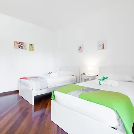 Guesthost - Roomy With Terrace & Parking 公寓 巴里