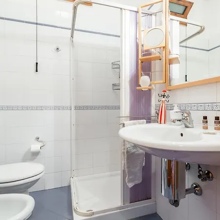 Guesthost - Roomy With Terrace & Parking Μπάρι