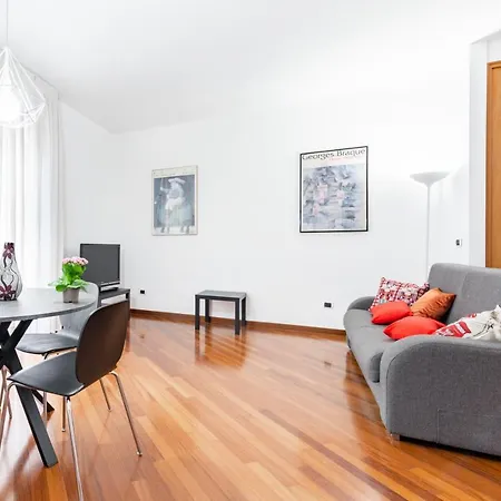 Guesthost - Roomy With Terrace & Parking *