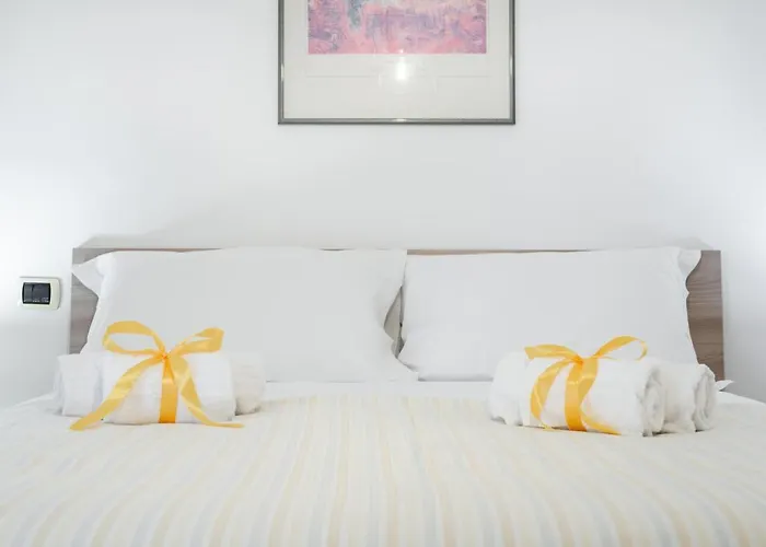 Guesthost - Roomy With Terrace & Parking