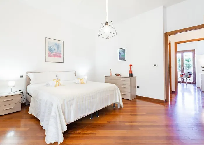 Guesthost - Roomy With Terrace & Parking 公寓 巴里