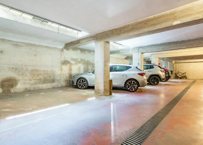 Guesthost - Roomy With Terrace & Parking