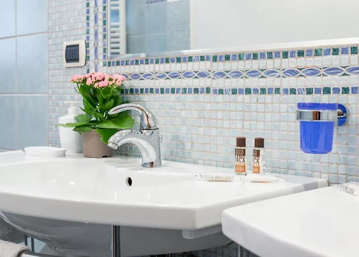 Guesthost - Roomy With Terrace & Parking 公寓