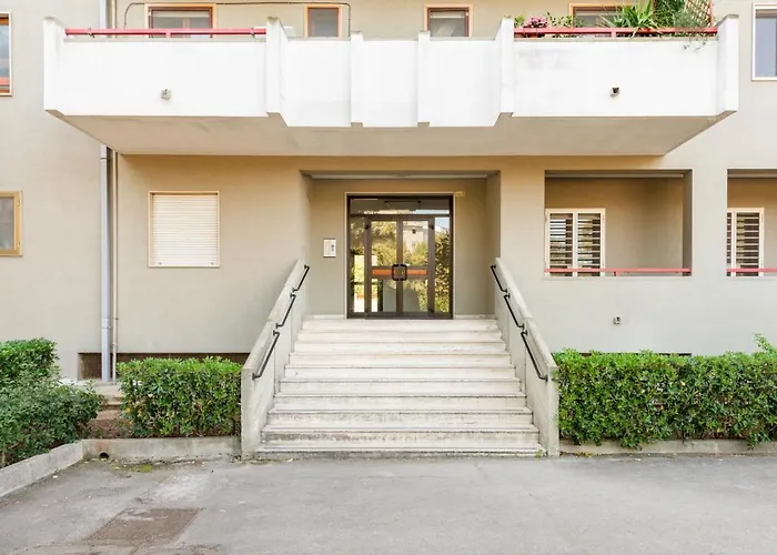 Guesthost - Roomy With Terrace & Parking 公寓 *