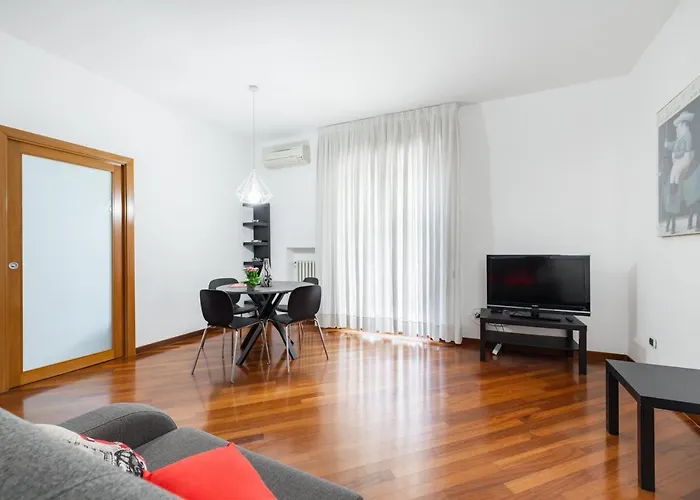 Guesthost - Roomy With Terrace & Parking 公寓 *