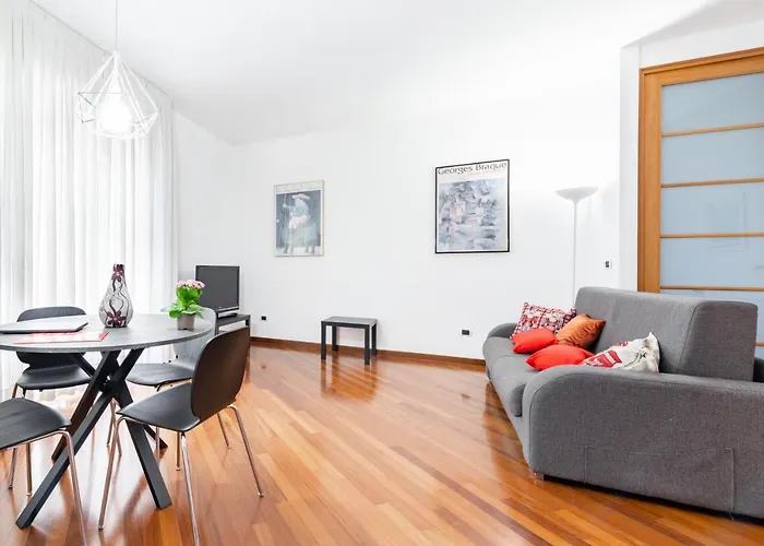 Guesthost - Roomy With Terrace & Parking *