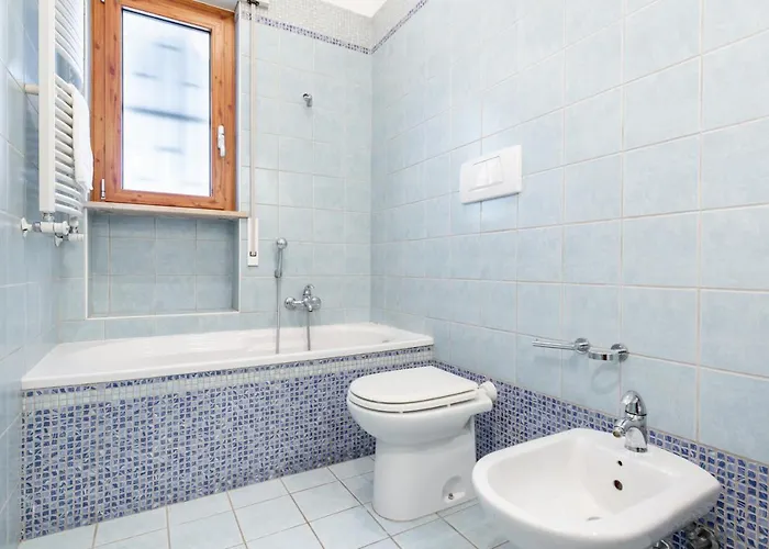 Guesthost - Roomy With Terrace & Parking 公寓 *